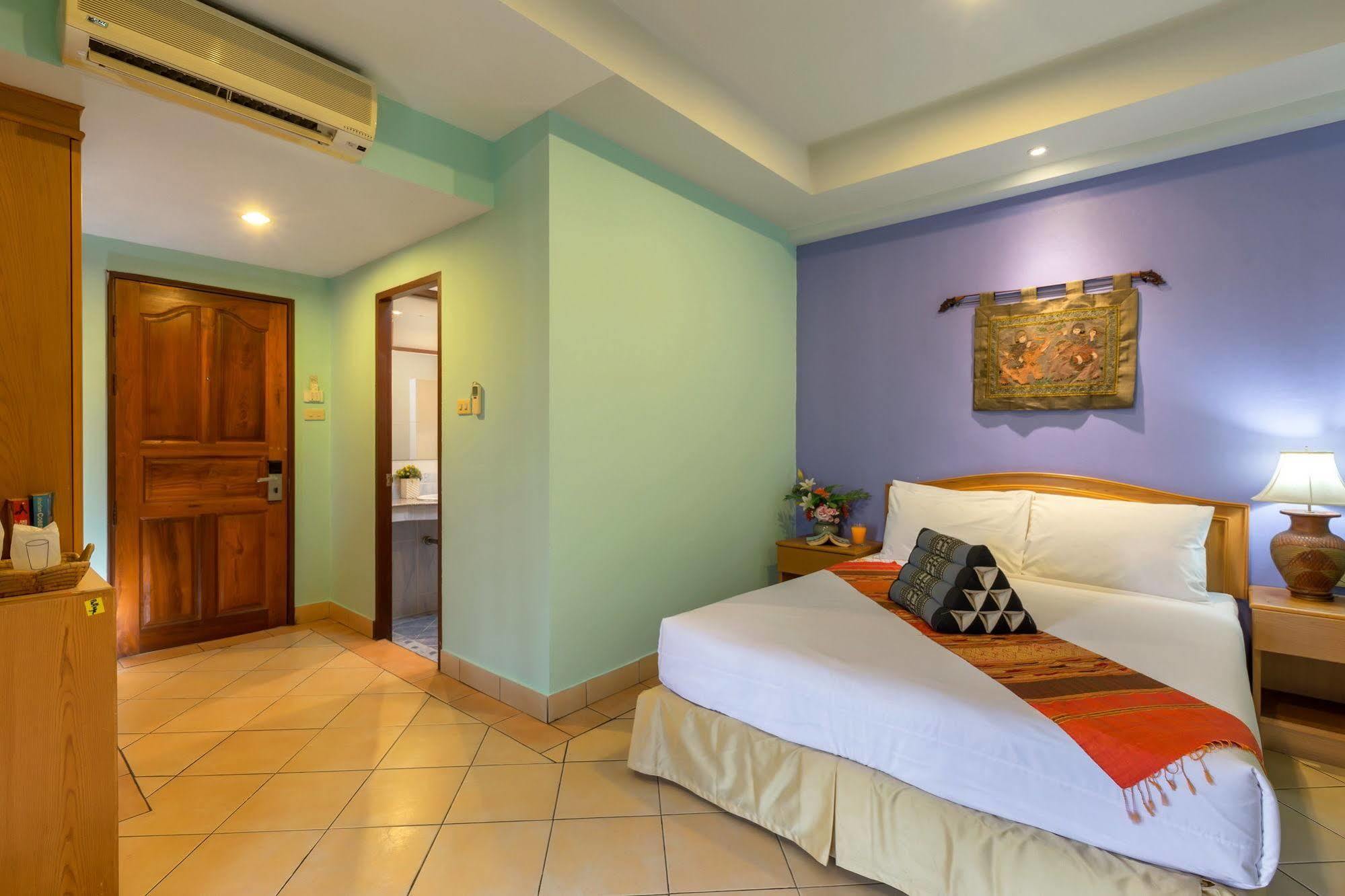 Seven Oaks Inn Jomtien Beach Exterior photo
