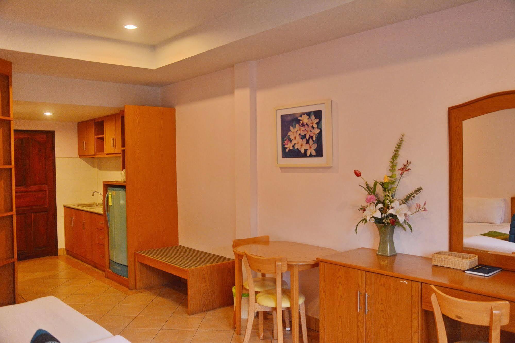 Seven Oaks Inn Jomtien Beach Exterior photo